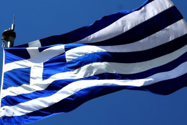 Γιορτή 25ης Μαρτίου: Τεράστιες ελληνικές σημαίες απλώθηκαν σε Κερατσίνι και Νέα Κίο Αργολίδας (φώτο)